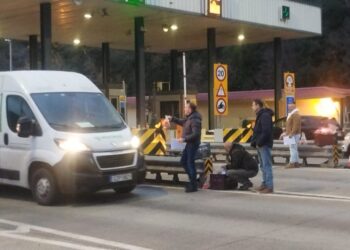 Αγρότες της Θεσπρωτίας μοίρασαν μανταρίνια στα διόδια Τύριας