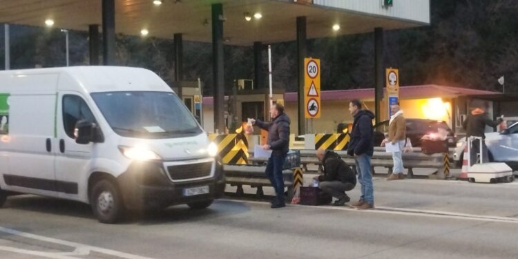 Αγρότες της Θεσπρωτίας μοίρασαν μανταρίνια στα διόδια Τύριας