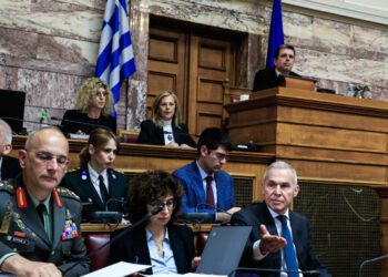 Επεισόδιο στη Βουλή ανάμεσα σε Καιρίδη και Δαβάκη: «Που είναι ο Νίκος Δένδιας; Προσβάλλει την Επιτροπή» – «Είσαι απαράδεκτος»