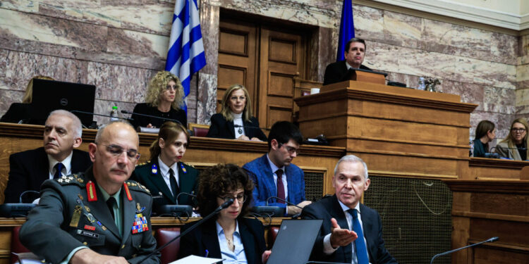 Επεισόδιο στη Βουλή ανάμεσα σε Καιρίδη και Δαβάκη: «Που είναι ο Νίκος Δένδιας; Προσβάλλει την Επιτροπή» – «Είσαι απαράδεκτος»