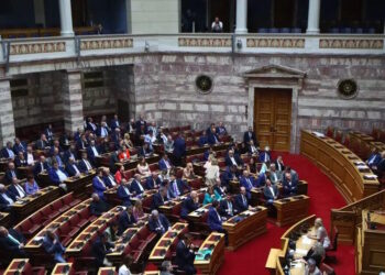 ΟΠΕΚΕΠΕ: Αρένα η Βουλή με κόντρες για τις κουμπαριές με «Γκρούεζες», «λαμόγια», και «Φεράρι»