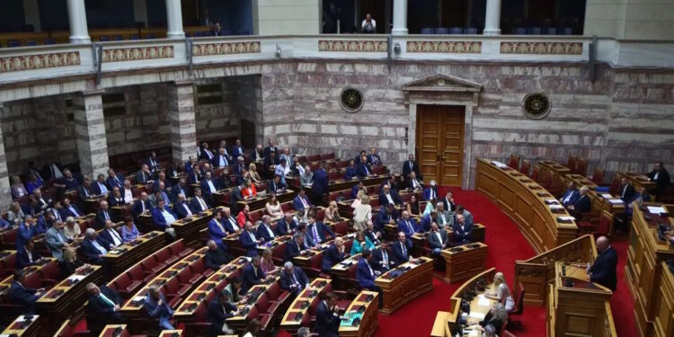 ΟΠΕΚΕΠΕ: Αρένα η Βουλή με κόντρες για τις κουμπαριές με «Γκρούεζες», «λαμόγια», και «Φεράρι»