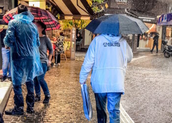 Καιρός: Ισχυρή καταιγίδα πλήττει την Αττική