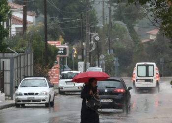 Καιρός: Έρχονται βροχές, καταιγίδες και χιόνια στα ορεινά – Με κρύο και ανέμους θα «κλείσει» η εβδομάδα