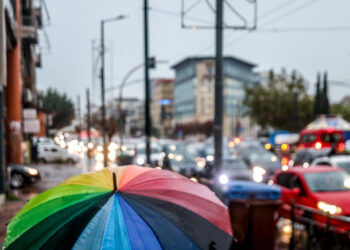 Η κακοκαιρία Byron χτυπά με βροχές, καταιγίδες και ενισχυμένα μποφόρ όλη τη χώρα – Σε κόκκινο συναγερμό 9 περιοχές