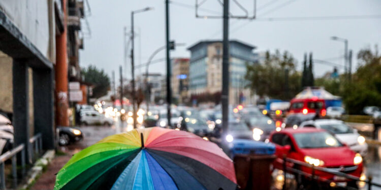 Η κακοκαιρία Byron χτυπά με βροχές, καταιγίδες και ενισχυμένα μποφόρ όλη τη χώρα – Σε κόκκινο συναγερμό 9 περιοχές