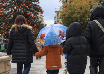 Καιρός τύπου «Π» φέρνει καταιγίδες και βροχές τα Χριστούγεννα: «Χιονοεκπλήξεις» και κρύο την Πρωτοχρονιά