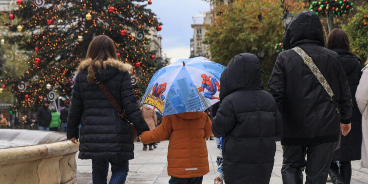 Καιρός τύπου «Π» φέρνει καταιγίδες και βροχές τα Χριστούγεννα: «Χιονοεκπλήξεις» και κρύο την Πρωτοχρονιά