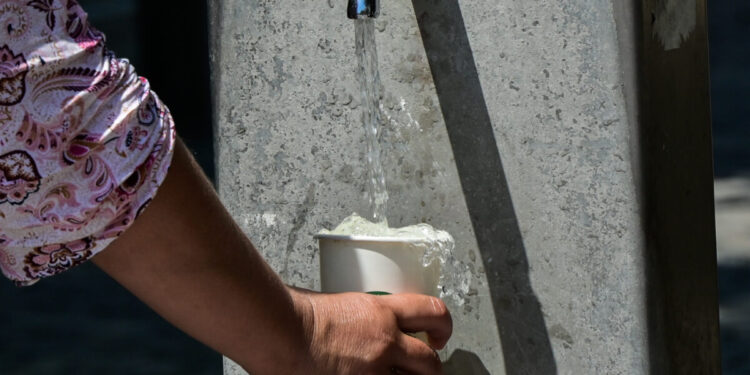 Πόσο πληρώνουμε το νερό στην Αθήνα και πόσο στις άλλες ευρωπαϊκές πρωτεύουσες