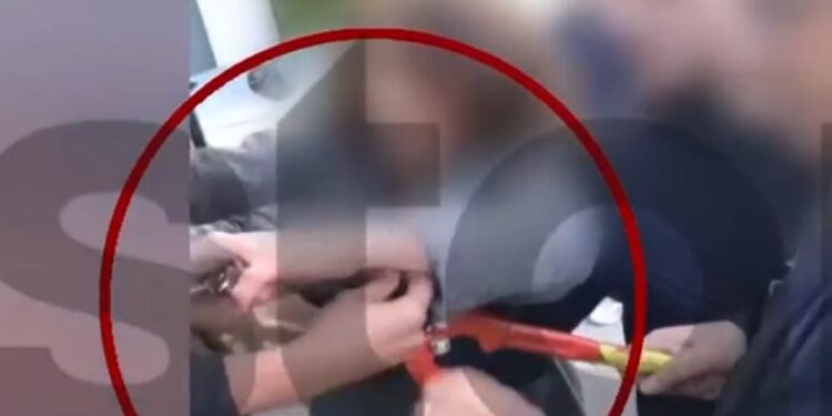 Χαλάνδρι: Καθηγητής έπιασε με κόφτη τα δάχτυλα μαθητή σε κατάληψη – «Με χλεύασε κιόλας»