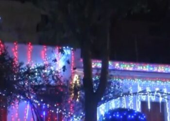 Το πιο χριστουγεννιάτικο σπίτι είναι στο Χαλάνδρι: 20.000 λαμπάκια και 20 μέρες δουλειάς για το εντυπωσιακό θέαμα