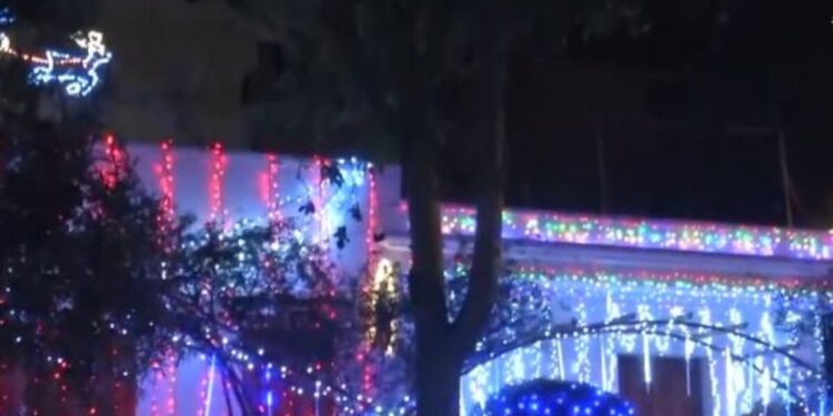 Το πιο χριστουγεννιάτικο σπίτι είναι στο Χαλάνδρι: 20.000 λαμπάκια και 20 μέρες δουλειάς για το εντυπωσιακό θέαμα