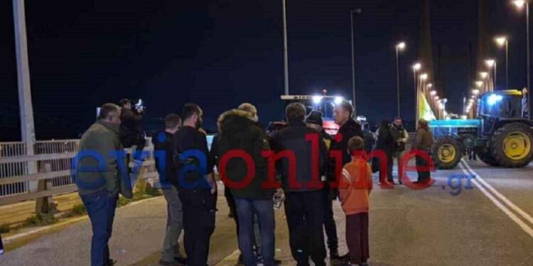 Οι αγρότες απέκλεισαν την υψηλή γέφυρα της Χαλκίδας