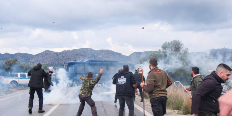 Μπλόκα αγροτών: Κλειστό ως τις 11 το αεροδρόμιο Ηρακλείου – Βαριές κατηγορίες για όσους συμμετείχαν στα επεισόδια των Χανίων
