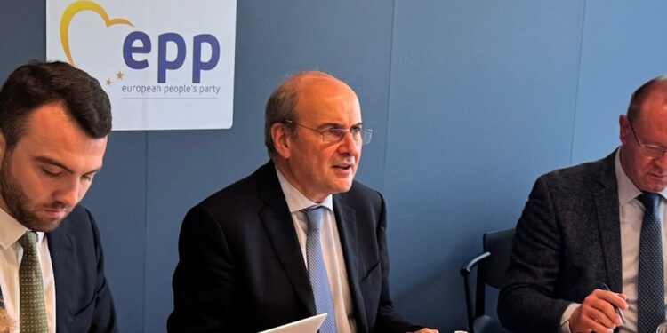 Χατζηδάκης – ΕΛΚ: Παρεμβάσεις σε 9 τομείς για την ανταγωνιστικότητα