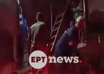 Χίος: Δραματική διάσωση μητέρας και γιου μετά από φωτιά σε σπίτι – Συγκλονιστικό βίντεο