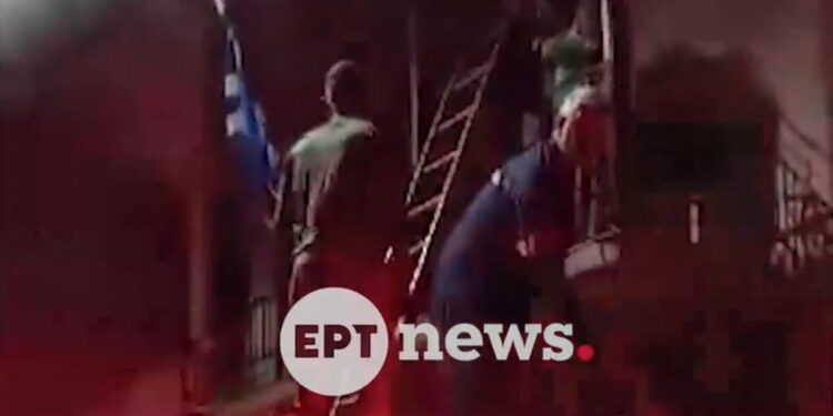 Χίος: Δραματική διάσωση μητέρας και γιου μετά από φωτιά σε σπίτι – Συγκλονιστικό βίντεο