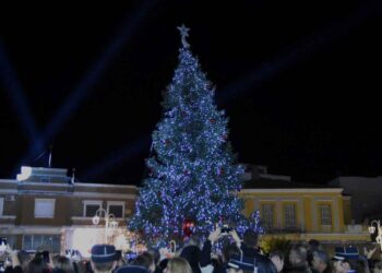 Μεσολόγγι: «Βούλιαξε» από κόσμο η κεντρική πλατεία για τη φωταγώγηση του χριστουγεννιάτικου δέντρου (φωτο)