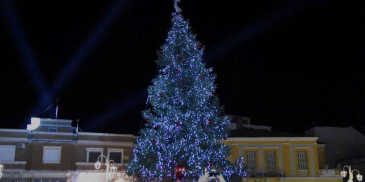 Μεσολόγγι: «Βούλιαξε» από κόσμο η κεντρική πλατεία για τη φωταγώγηση του χριστουγεννιάτικου δέντρου (φωτο)