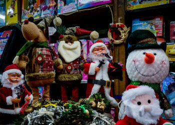 Χριστούγεννα: Ρετρό στολίδια και παιχνίδια στην καρδιά της Αθήνας – Γιορτινές, νοσταλγικές εικόνες