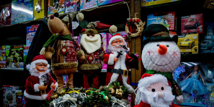 Χριστούγεννα: Ρετρό στολίδια και παιχνίδια στην καρδιά της Αθήνας – Γιορτινές, νοσταλγικές εικόνες