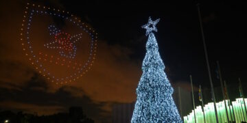 Ο Νίκος Δένδιας στη φωταγώγηση του χριστουγεννιάτικου δέντρου στο στρατόπεδο «Παπάγου»: «Εμπεριέχει βαθύτατο χριστιανικό συμβολισμό»