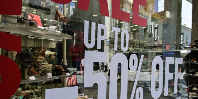 Χειμερινές εκπτώσεις από 12 Ιανουαρίου – Τι πρέπει να προσέχουν οι καταναλωτές