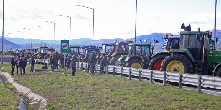 Χαλαρώνουν τα μπλόκα οι αγρότες ενόψει της συνάντησης της Τρίτης – Άνοιξαν Τέμπη και γέφυρα Χαλκίδας