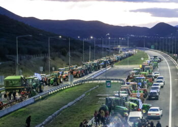 Οι αγρότες υποχώρησαν από τα μπλόκα σε Μπράλο και Πράσινα Φανάρια: Κλειστή παραμένει η Αθηνών – Θεσσαλονίκης