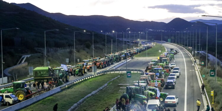 Οι αγρότες υποχωρούν σταδιακά από τα μπλόκα: Άνοιξαν οι δρόμοι σε Μπράλο και Τέμπη, κλειστή παραμένει η Αθηνών – Θεσσαλονίκης
