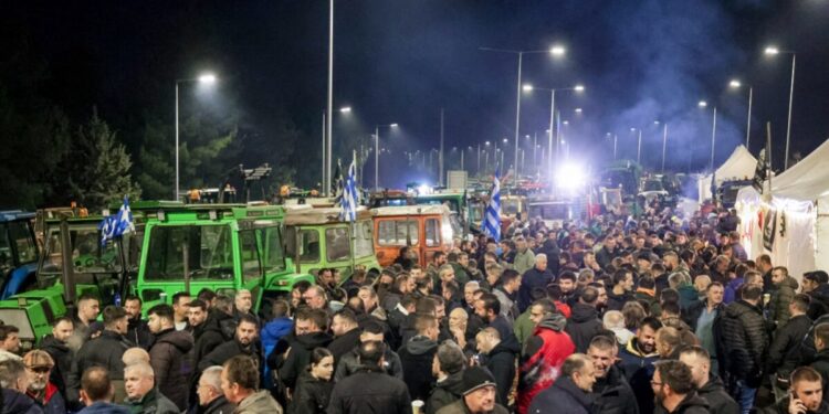 Μπλόκα αγροτών: Οι δρόμοι που παραμένουν αποκλεισμένοι μετά και τις συνομιλίες στο Μαξίμου – Πανελλαδική σύσκεψη την Τετάρτη
