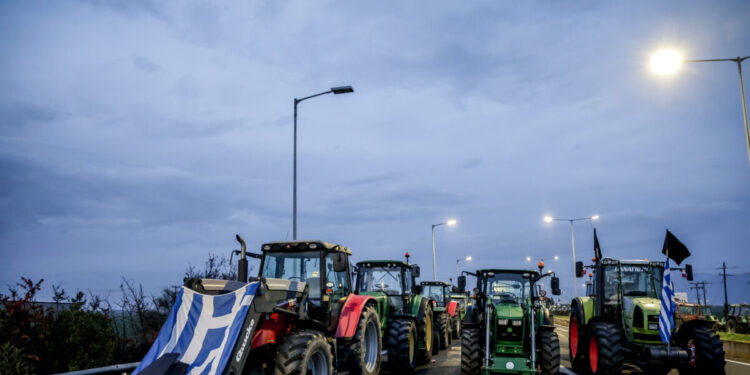 Οι αγρότες κλιμακώνουν τις κινητοποιήσεις τους: 48ωρος αποκλεισμός εθνικών οδών και παρακαμπτηρίων