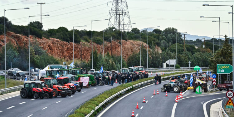 Αγρότες: Κλειστά τα Μάλγαρα προς Αθήνα και ο κόμβος Τρίγλιας στη Χαλκιδική