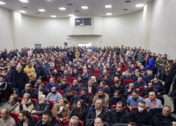 Οι αγρότες αποφασίζουν τις επόμενες κινήσεις του και επιλέγουν εκπροσώπους για συνάντηση με τον Μητσοτάκη