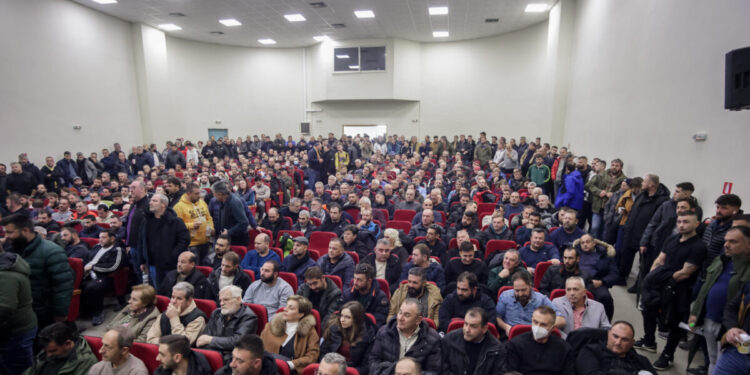 Οι αγρότες αποφασίζουν τις επόμενες κινήσεις του και επιλέγουν εκπροσώπους για συνάντηση με τον Μητσοτάκη