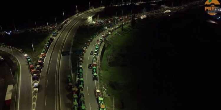 Αγρότες: Εντυπωσιακά πλάνα από drone με τα παραταγμένα τρακτέρ στη Νίκαια της Λάρισας τη νύχτα της Πρωτοχρονιάς