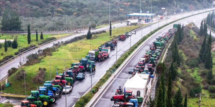 Οι αγρότες αποφάσισαν κλιμάκωση των κινητοποιήσεων με αποκλεισμούς εθνικών οδών και παραδρόμων την Πέμπτη και την Παρασκευή