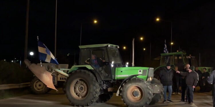 Μπλόκα αγροτών: Έκλεισε η Υψηλή Γέφυρα Χαλκίδας – Κλιμακώνονται οι κινητοποιήσεις