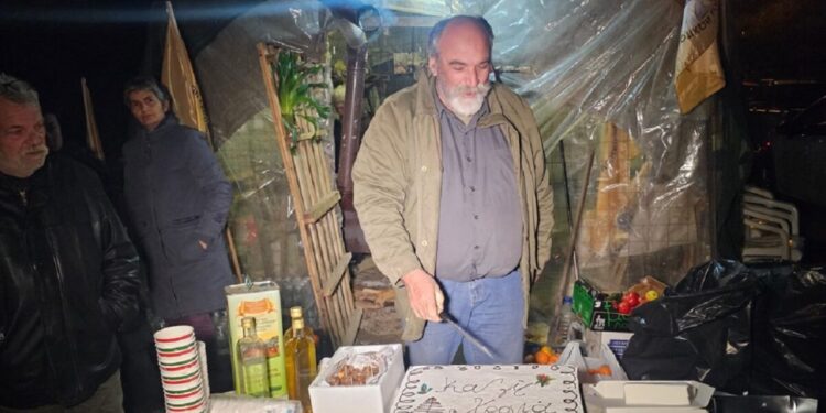 Πρωτοχρονιά στα μπλόκα έκαναν οι αγρότες στα Χανιά: Έκοψαν βασιλόπιτα στα Μεγάλα Χωράφια