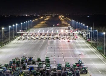 Μπλόκα αγροτών: Σφίγγει ο κλοιός των τρακτέρ με περισσότερους αποκλεισμούς εθνικών οδών και παρακαμπτηρίων – «Με κλειστούς δρόμους ο διάλογος με Μητσοτάκη»