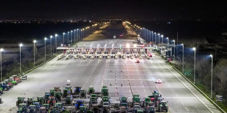 Μπλόκα αγροτών: Σφίγγει ο κλοιός των τρακτέρ με περισσότερους αποκλεισμούς εθνικών οδών και παρακαμπτηρίων – «Με κλειστούς δρόμους ο διάλογος με Μητσοτάκη»