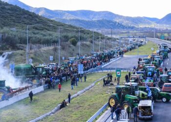 Αγρότες: Οι «σκληροί» των μπλόκων ξανακλείνουν τους δρόμους την ώρα της συνάντησης στο Μαξίμου – Οι όροι τους για νέο ραντεβού