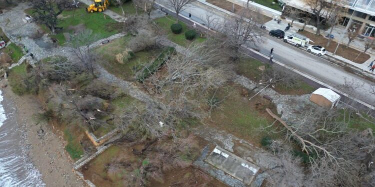 Αλεξανδρούπολη: Σε κατάσταση έκτακτης ανάγκης λόγω του καταστροφικού ανεμοστρόβιλου – Πάνω από 220 οι πληγέντες