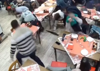 Αλεξανδρούπολη: Η στιγμή που ανεμοστρόβιλος χτυπάει εστιατόριο γεμάτο με κόσμο – Φωνές και σκηνές πανικού