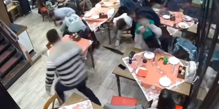 Αλεξανδρούπολη: Η στιγμή που ανεμοστρόβιλος χτυπάει εστιατόριο γεμάτο με κόσμο – Φωνές και σκηνές πανικού