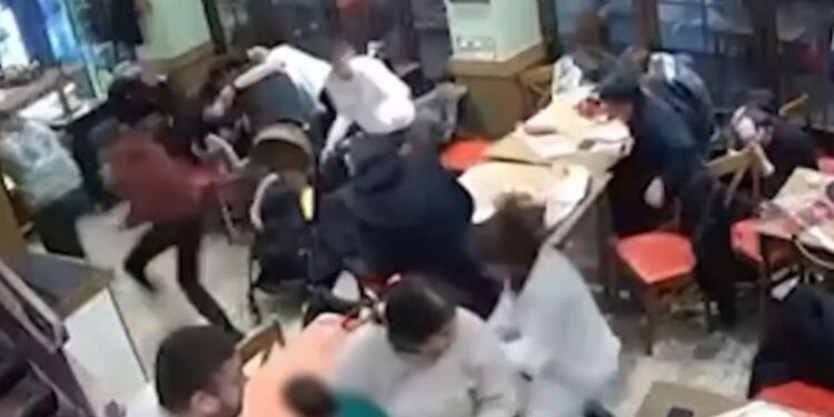 Αλεξανδρούπολη: «Έσπασε κομμάτι της τζαμαρίας, οι πελάτες έτρεξαν να κρυφτούν» λέει ο ιδιοκτήτης του εστιατορίου που χτυπήθηκε από ανεμοστρόβιλο