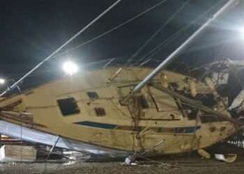 Καιρός – Αλεξανδρούπολη: Ανεμοστρόβιλος έβγαλε βάρκες στη στεριά και ριπές ανέμου 140 χιλιομέτρων άφησαν πίσω τους εικόνες καταστροφής