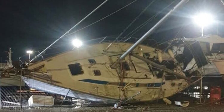 Καιρός – Αλεξανδρούπολη: Ανεμοστρόβιλος έβγαλε βάρκες στη στεριά και ριπές ανέμου 140 χιλιομέτρων άφησαν πίσω τους εικόνες καταστροφής