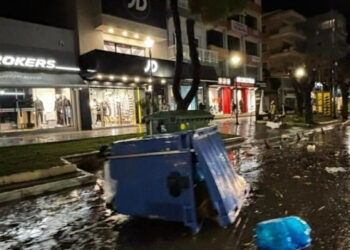 Στο «έλεος» της κακοκαιρίας η χώρα: Ανεμοστρόβολοι σε Αλεξανδρούπολη και Ηλεία – Λύνουν κάβους τα πλοία