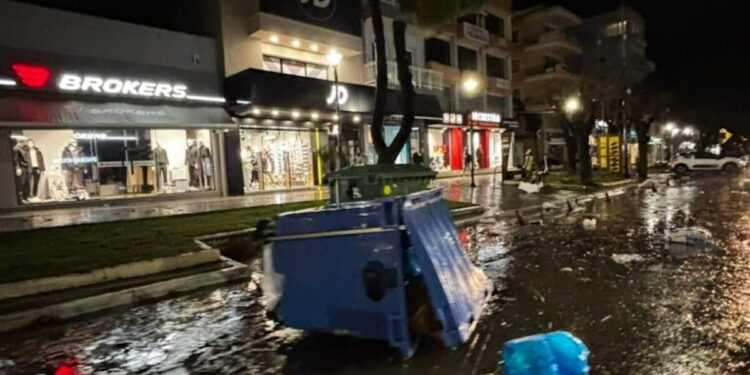 Στο «έλεος» της κακοκαιρίας η χώρα: Ανεμοστρόβολοι σε Αλεξανδρούπολη και Ηλεία – Λύνουν κάβους τα πλοία